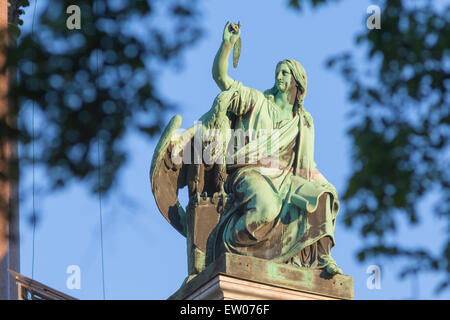 Sculpture de l'Évangéliste Jean avec l'aigle par le sculpteur Ivan Petrovitch Vitali (1794-1855), sur la cathédrale Isaac, St Petersburg Banque D'Images