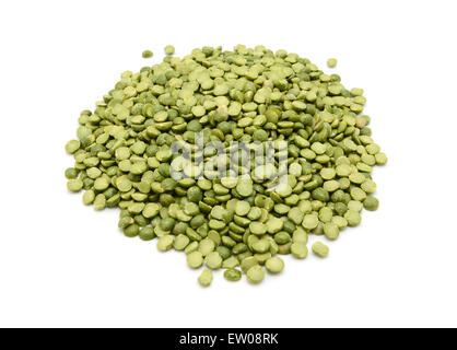 Pois cassés verts séchés, isolé sur fond blanc Banque D'Images