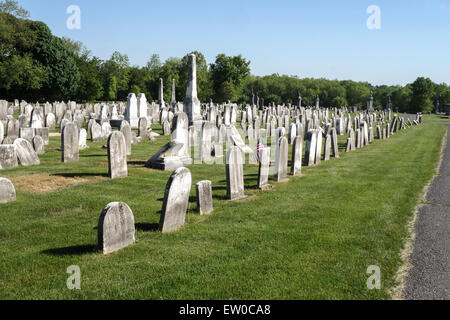 Pierres tombales anciennes au cimetière américain, Fourches United Church of Christ, drapeau américain, Washington, USA. Banque D'Images