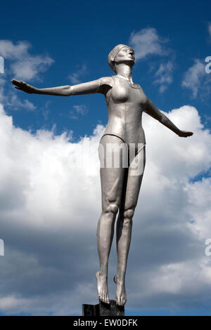 Statue d'une femme sur le point d'nageur plongée sur le mur du port, Scarborough, Yorkshire UK Banque D'Images