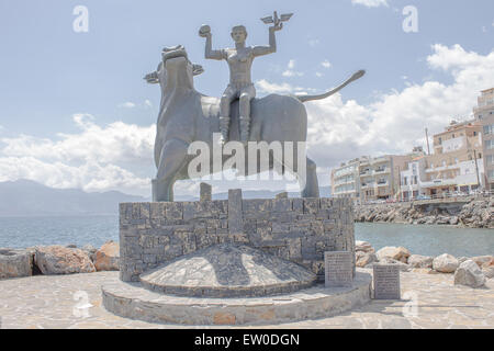 La statue de Zeus & Europa est une sculpture réalisée par Nikos Koundourou et il a été lancé le 3 novembre 2012 à Agios Nikolaos Banque D'Images