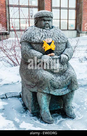 Beni, un ours en peluche, debout sur la statue d'un grognon à la femme à Narvik, Norvège Banque D'Images