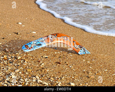 Boomerang colorés sur une plage de sable. Banque D'Images