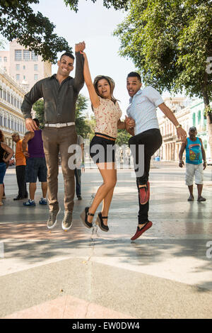 Trois jeunes gens d'Amérique latine s'amusant Banque D'Images