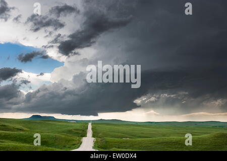 Orage supercellulaire avec petite tornade se déplace dans les badlands du Dakota du Sud-ouest de la zone près de Kadoka, le 7 juin 2005. Banque D'Images