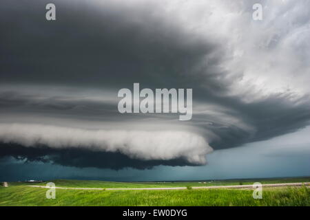 Orage supercellulaire se déplace dans les badlands du Dakota du Sud-ouest de la zone près de Kadoka, le 7 juin 2005. Banque D'Images