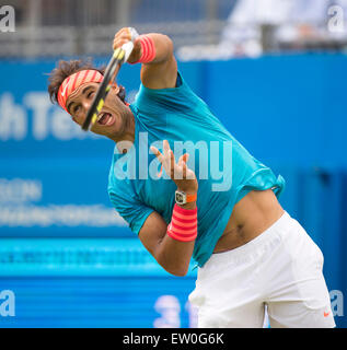 Londres, Royaume-Uni. 16 Juin, 2015. Aegon Tennis Championnat Queens. Rafael Nadal (ESP) sert au cours de son premier match contre Alexandr Dolgopolov (UKR). Credit : Action Plus Sport/Alamy Live News Banque D'Images