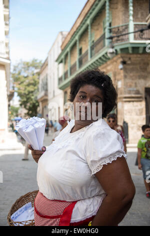 Une femme vendant des arachides dans la Vieille Havane Banque D'Images