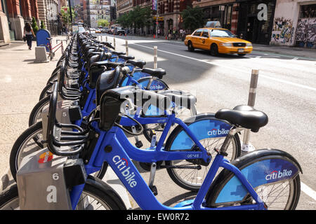 Rue de la ville de New York avec une rangée de bicyclettes, CitiBikes, USA Banque D'Images
