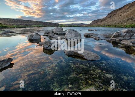 Une section tranquille de la rivière Snake dans la rivière Snake Nelson Morley Oiseaux de proie National Conservation Area en dehors de Boise, Idaho. La zone abrite la plus grande concentration d'oiseaux de proie en Amérique du Nord. Banque D'Images