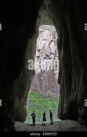 Les randonneurs voir un trou percé dans un canyon par l'Bruneau Jarbidge River dans le désert dans le sud-ouest de Canyonlands Valley dans l'Idaho. Banque D'Images