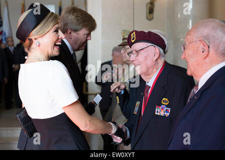 Maxima la reine des Pays-Bas se réunit avec la Seconde Guerre mondiale et de la guerre de Corée au cours d'une visite à la salle d'exposition du Souvenir au Cimetière National d'Arlington, le 1 juin 2015, à Arlington, en Virginie. Le couple royal a plus tard déposé une couronne sur la Tombe du soldat inconnu puis rencontre avec des anciens combattants de la Seconde Guerre mondiale. Banque D'Images