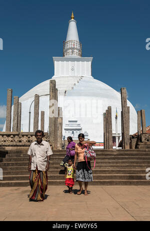 Visiteurs à Ruwanwelisaya (Ruwanweli Seya Maha) Stupa, Anuradhapura, Sri Lanka Banque D'Images