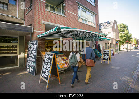 Une épicerie est vu dans une petite ville hollandaise. Banque D'Images