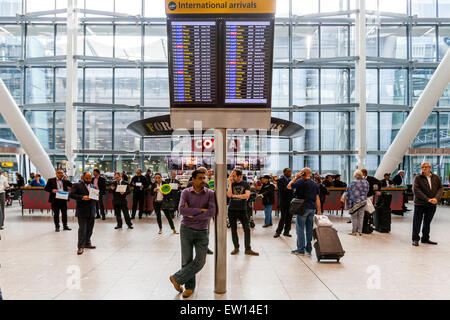 Les arrivées en avion à bord Terminal 5, Heathrow Airport, Londres, Angleterre Banque D'Images