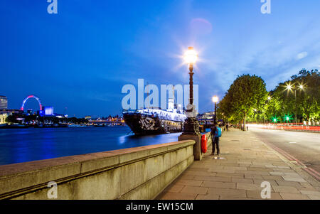 Victoria Embankment, la nuit avec les gens et voile London UK Banque D'Images