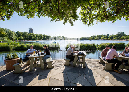 Les gens assis dans la Serpentine Cafe Hyde Park London UK Banque D'Images