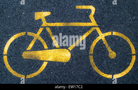 Voie cyclable pavée avec pictogramme vélo jaune Banque D'Images