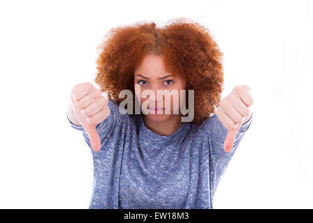 Young African American girl making Thumbs down geste isolé sur fond blanc Banque D'Images