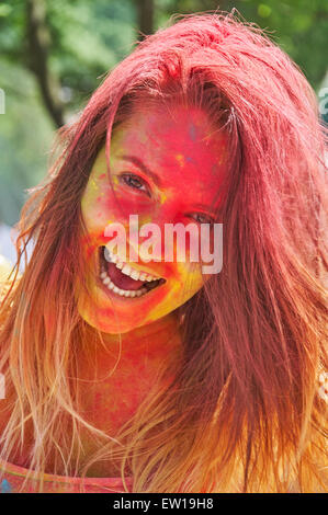 KALININGRAD, RUSSIE - 06 juin 2015 : les personnes avec face au cours de la multicolore Festival des couleurs Holi Banque D'Images