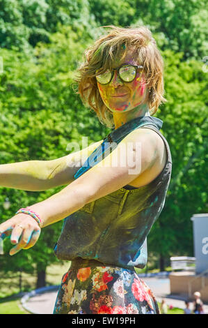 KALININGRAD, RUSSIE - 06 juin 2015 : les personnes avec face au cours de la multicolore Festival des couleurs Holi Banque D'Images