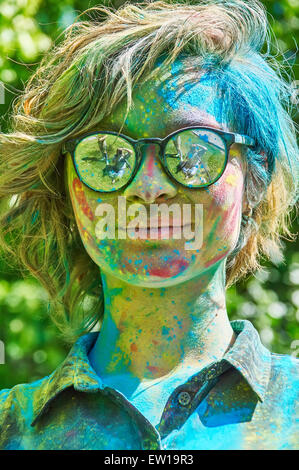 KALININGRAD, RUSSIE - 06 juin 2015 : les personnes avec face au cours de la multicolore Festival des couleurs Holi Banque D'Images