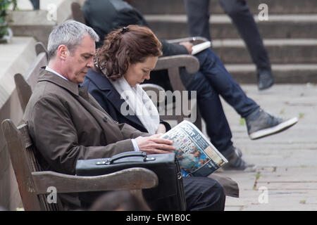 Olivia Colman et Neil Morrissey filmer le nouveau BBC drama 'La nuit' à Londres avec : Olivia Colman, Neil Morrissey Où : London, Royaume-Uni Quand : 02 Jan 2015 C Banque D'Images