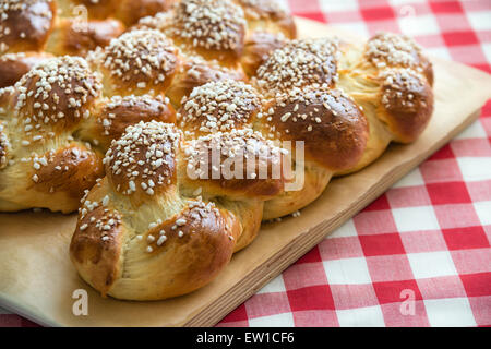 Sweet pain fraîchement cuit tressé loafs Banque D'Images