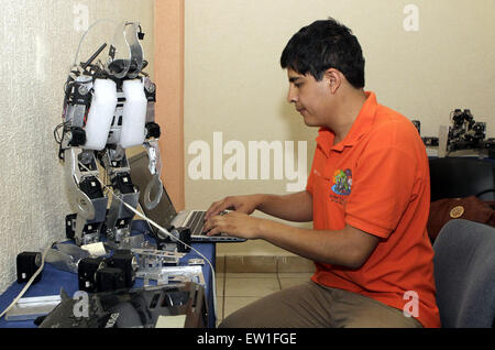 Puebla, Mexique. 16 Juin, 2015. Un étudiant de l'Institut technologique supérieure de San Martin Texmelucan (ITSSMT) de Puebla travaille sur un robot à Puebla, Mexique, le 16 juin 2015. Les étudiants de l'ITSSMT affiché le mardi les robots qui prendront part à la compétition de robotique RoboCup '2015', qui aura lieu en Chine en juillet. © Carlos Pacheco/NOTIMEX/Xinhua/Alamy Live News Banque D'Images