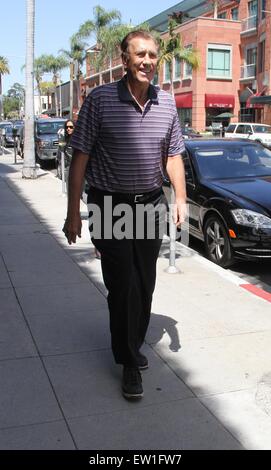 Rudy Tomjanovich, retraité joueur et entraîneur de basket-ball qui a dirigé les Rockets de Houston à deux championnats de la NBA, va faire les courses à Beverly Hills comprend : Rudy Tomjanovich Où : Los Angeles, California, United States Quand : 02 Jan 2015 C Banque D'Images