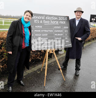 Les Conservateurs écossais révéler pourquoi l'élection générale peut seulement être un deux course de chevaux. Lors de la réunion de courses du Vendredi Saint à Musselburgh, les parieurs ont montré combien d'autres chefs de partis politiques sont à la traîne dans la course pour le numéro dix. Le chef conservateur écossais Ruth Davidson avec une maquette tableau de mises révélant la chance. Avec : Ruth, Iain Davidson où McGill : Mussleburgh, Royaume-Uni Quand : 01 Avril 2015 C Banque D'Images