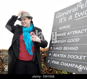 Les Conservateurs écossais révéler pourquoi l'élection générale peut seulement être un deux course de chevaux. Lors de la réunion de courses du Vendredi Saint à Musselburgh, les parieurs ont montré combien d'autres chefs de partis politiques sont à la traîne dans la course pour le numéro dix. Le chef conservateur écossais Ruth Davidson avec une maquette tableau de mises révélant la chance. Avec : Ruth Davidson Où : Mussleburgh, Royaume-Uni Quand : 01 Avril 2015 C Banque D'Images