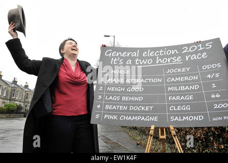 Les Conservateurs écossais révéler pourquoi l'élection générale peut seulement être un deux course de chevaux. Lors de la réunion de courses du Vendredi Saint à Musselburgh, les parieurs ont montré combien d'autres chefs de partis politiques sont à la traîne dans la course pour le numéro dix. Le chef conservateur écossais Ruth Davidson avec une maquette tableau de mises révélant la chance. Avec : Ruth Davidson Où : Mussleburgh, Royaume-Uni Quand : 01 Avril 2015 C Banque D'Images