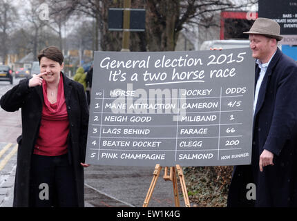 Les Conservateurs écossais révéler pourquoi l'élection générale peut seulement être un deux course de chevaux. Lors de la réunion de courses du Vendredi Saint à Musselburgh, les parieurs ont montré combien d'autres chefs de partis politiques sont à la traîne dans la course pour le numéro dix. Le chef conservateur écossais Ruth Davidson avec une maquette tableau de mises révélant la chance. Avec : Ruth, Iain Davidson où McGill : Mussleburgh, Royaume-Uni Quand : 01 Avril 2015 C Banque D'Images