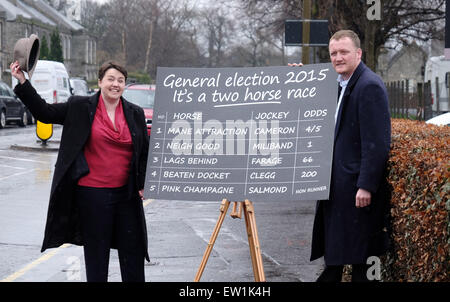 Les Conservateurs écossais révéler pourquoi l'élection générale peut seulement être un deux course de chevaux. Lors de la réunion de courses du Vendredi Saint à Musselburgh, les parieurs ont montré combien d'autres chefs de partis politiques sont à la traîne dans la course pour le numéro dix. Le chef conservateur écossais Ruth Davidson avec une maquette tableau de mises révélant la chance. Avec : Ruth, Iain Davidson où McGill : Mussleburgh, Royaume-Uni Quand : 01 Avril 2015 C Banque D'Images