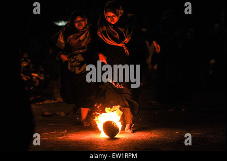 Jakarta, Indonésie. 16 Juin, 2015. Les femmes musulmanes jouent avec une boule de feu pendant une torche à mars Bienvenue le saint mois de jeûne du Ramadan à Jakarta, Indonésie, le 16 juin 2015. © Sanovri Veri/Xinhua/Alamy Live News Banque D'Images