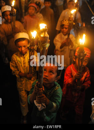 Jakarta, Indonésie. 16 Juin, 2015. Les enfants musulmans assister à une torche de mars Bienvenue le saint mois de jeûne du Ramadan à Jakarta, Indonésie, le 16 juin 2015. © Sanovri Veri/Xinhua/Alamy Live News Banque D'Images