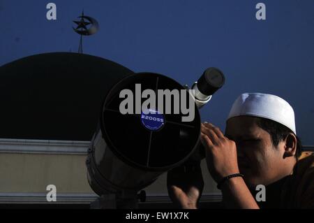 Jakarta, Indonésie, Jakarta. 16 Juin, 2015. JAKARTA, INDONÉSIE - JUIN 16 : musulmans indonésiens utilisent un télescope de tenir une Rukyatul Hilal pour voir le nouveau Jakarta, Indonésie. Il y a eu observation confirmée de la nouvelle lune, qui d'abord du Ramadan, le 18 juin 2015. © Sijori Images/ZUMA/Alamy Fil Live News Banque D'Images