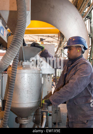 Fuerstenwalde, Allemagne. 09Th Juin, 2015. 26 ans d'asile Hamza Ahmed de la Somalie a reçu un contrat de travail après 3 mois de formation au sein de l'entreprise STC Reuther GmbH à Fuerstenwalde, Allemagne, 02 juin 2015. Photo : Patrick Pleul/dpa/Alamy Live News Banque D'Images