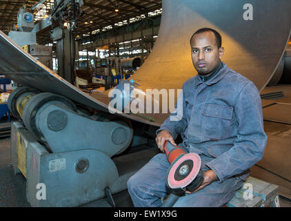 Fuerstenwalde, Allemagne. 09Th Juin, 2015. 26 ans d'asile Hamza Ahmed de Somalie travaille sur un segment de l'acier d'un mât de l'éolienne à l'entreprise STC Reuther GmbH à Fuerstenwalde, Allemagne, 02 juin 2015. Photo : Patrick Pleul/dpa/Alamy Live News Banque D'Images