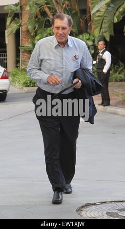 Ancien entraîneur des Houston Rockets, Rudy Tomjanovich arrive à les Lakers v Clippers match au Staples Center avec : Rudy Tomjanovich Où : Los Angeles, California, United States Quand : 05 Jan 2015 C Banque D'Images