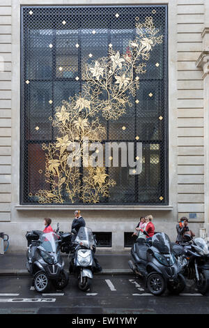 Sur l'écran de la fenêtre de décoration contemporaine la Caisse des Dépôts et Consignations (CDC) au 56, Rue de Lille à Paris, France Banque D'Images