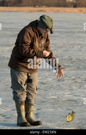 Garçon de la pêche sur glace Banque D'Images