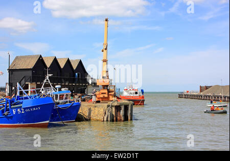 Une grue surplombant l'usine d'asphalte à l'entrée de Whitstable harbor Banque D'Images