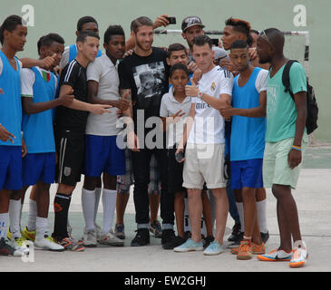 La Havane. 16 Juin, 2015. Joueur Espagnol Sergio Ramos (C) du Real Madrid pose après avoir pris part à un match de football avec les jeunes cubains à La Havane le 16 juin 2015. Sergio Ramos était en visite à Cuba en tant qu'ambassadeur de l'Organisation des Nations Unies pour l'enfance (UNICEF). © Jorge Perez/Prensa Latina/Xinhua/Alamy Live News Banque D'Images