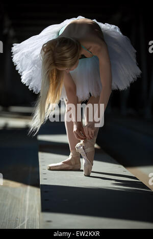 Danseuse attachant les pointes Banque D'Images