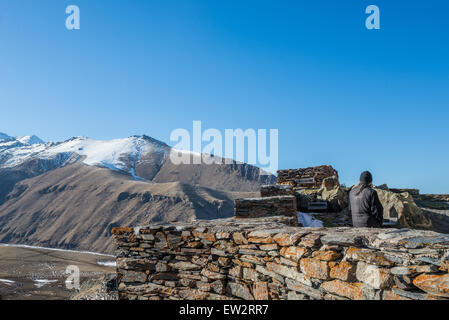 Moine dans l'église Holy Trinity (Tsminda Sameba) à partir de 14e siècle à proximité du village, ville Stepantsminda Gergeti et le Mont Kazbek dans Geor Banque D'Images