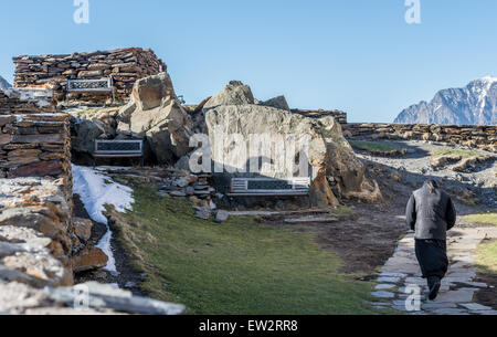 Moine dans l'église Holy Trinity (Tsminda Sameba) à partir de 14e siècle à proximité du village, ville Stepantsminda Gergeti et le Mont Kazbek dans Geor Banque D'Images