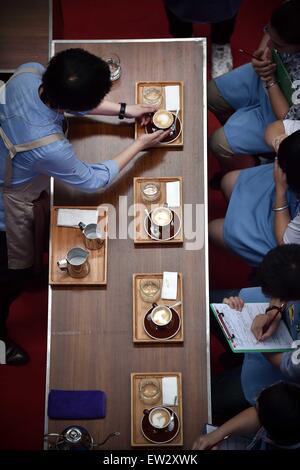 Chengmai, province de Hainan en Chine. 17 Juin, 2015. Candidat chinois Yan Hao fait une tasse de café au cours de la 4ème Coupe de championnat Barista Fushan International à Chengmai, Chine du sud, province de Hainan, le 17 juin 2015. Un total de 25 baristas de partout dans le monde ont pris part au championnat. Credit : Guo Cheng/Xinhua/Alamy Live News Banque D'Images