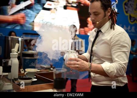 Chengmai, province de Hainan en Chine. 17 Juin, 2015. Danilo Humberto du Brésil fait une tasse de café au cours de la 4ème Coupe de championnat Barista Fushan International à Chengmai, Chine du sud, province de Hainan, le 17 juin 2015. Un total de 25 baristas de partout dans le monde ont pris part au championnat. Credit : Guo Cheng/Xinhua/Alamy Live News Banque D'Images